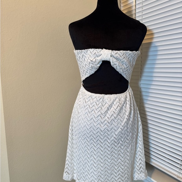 Elegant White Strapless Dress - Picture 2 of 5